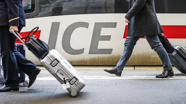 Fahrg&auml;ste am Stuttgarter Hauptbahnhof. Mit 100 zus&auml;tzlichen Fahrten &uuml;ber die Weihnachtstage will die Deutsche Bahn den Fernverkehr w&auml;hrend der Weihnachtszeit entlasten. Foto: Christoph Schmidt, dpa