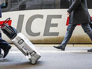 Fahrgäste am Stuttgarter Hauptbahnhof. Mit 100 zusätzlichen Fahrten über die Weihnachtstage will die Deutsche Bahn den Fernverkehr während der Weihnachtszeit entlasten. Foto: Christoph Schmidt, dpa
