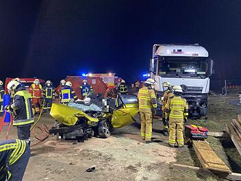 Gliederzug f&auml;hrt in Br&uuml;ckenbaustelle: 18-J&auml;hrige schwer verletzt