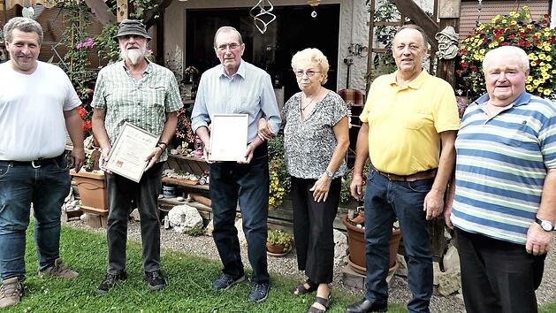 Der SPD-Ortsverein Neuenmarkt-Hegnabrunn hat Karl-Heinz Kn&ouml;rer und Udo L&ouml;wel zu Ehrenmitgliedern ernannt. Unser Bild zeigt (von links) Zweiten Vorsitzenden Dietmar Hoch, Udo L&ouml;wel, Karl-Heinz Kn&ouml;rer mit Ehefrau Gudrun, Vorsitzenden Alfred Fa&szlig;old und Mitgliederbeauftragten Otfried Rei&szlig;aus.