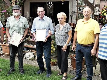 Der SPD-Ortsverein Neuenmarkt-Hegnabrunn hat Karl-Heinz Knörer und Udo Löwel zu Ehrenmitgliedern ernannt. Unser Bild zeigt (von links) Zweiten Vorsitzenden Dietmar Hoch, Udo Löwel, Karl-Heinz Knörer mit Ehefrau Gudrun, Vorsitzenden Alfred Faßold und Mitgliederbeauftragten Otfried Reißaus.