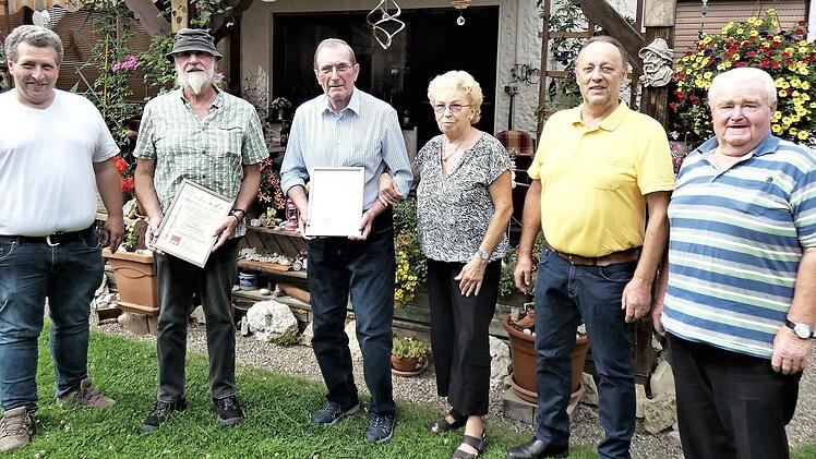 Der SPD-Ortsverein Neuenmarkt-Hegnabrunn hat Karl-Heinz Knörer und Udo Löwel zu Ehrenmitgliedern ernannt. Unser Bild zeigt (von links) Zweiten Vorsitzenden Dietmar Hoch, Udo Löwel, Karl-Heinz Knörer mit Ehefrau Gudrun, Vorsitzenden Alfred Faßold und Mitgliederbeauftragten Otfried Reißaus.