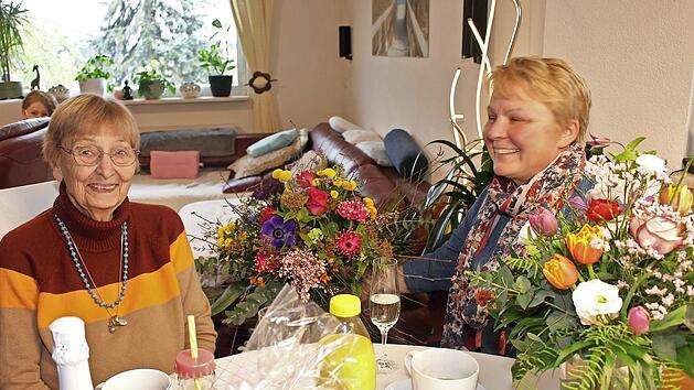 Edith Schwolle erhielt an ihrem 90. Geburtstag Besuch von B&uuml;rgermeisterin Regina Bruckmann (rechts).