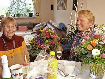 Edith Schwolle erhielt an ihrem 90. Geburtstag Besuch von Bürgermeisterin Regina Bruckmann (rechts).
