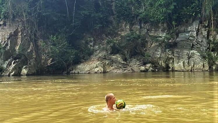 Luca Söder (20) beim Baden in einem Fluss in der nordkolumbianischen Halbinsel La Guajira an der Grenze zu Venezuela.