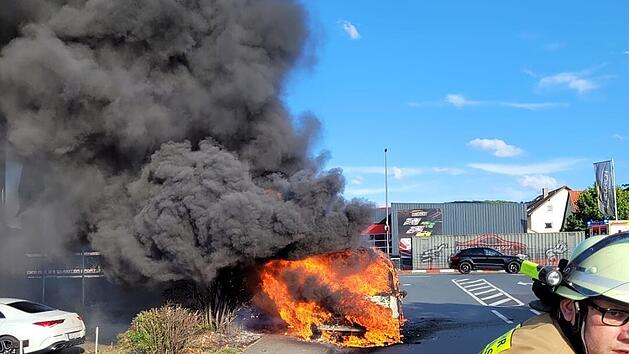 Autobrand vor Autohaus in Lichtenfels