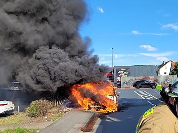 Autobrand vor Autohaus in Lichtenfels