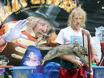 Katze Prinzess ist auf dem Sprung - durch eine Zeitungsseite hin zum Wienerchen. Zirkusdirektor Dieter Schetz ist stolz auf seine Tiere, die ohne Zwang mit ihm arbeiten und zusammenleben.  Fotos: Matthias Hoch