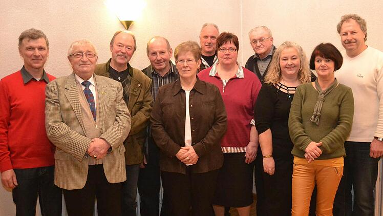 Ehrungen: Alfred Gündling, Reinhard Metzler, Bernhard Kiesel, Arthur Trompeter, Rosina Warmuth, Fred Mantel, Maria Ziegler, August Distler, Gabriele Rabaoui, Karin Gößmann-Schmitt, Rudi Helm (v. l.). Foto: Lomb