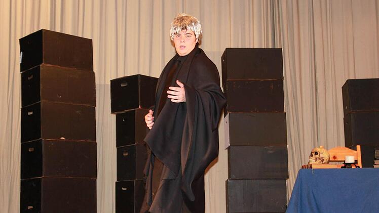 "Da steh ich nun ich armer Tor und bin so klug als wie zuvor" so verzweifelt Heinrich Faust, meisterhaft dargestellt von Martin Kaspar, bevor Mephisto ihm seinen Vertrag anbietet. Foto: Katharina Becht