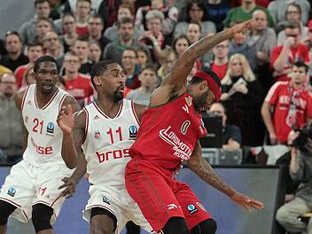 Brad Wanamaker, der nach der Pause mächtig aufdrehte, verteidigt gegen Malcom Delaney (r.), den Ex-Bayern im Trikot von Krasnodar. Fotos: sportpress