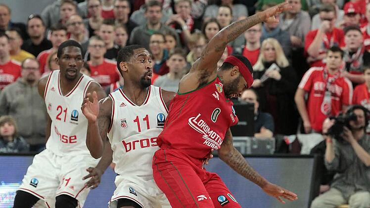 Brad Wanamaker, der nach der Pause mächtig aufdrehte, verteidigt gegen Malcom Delaney (r.), den Ex-Bayern im Trikot von Krasnodar. Fotos: sportpress