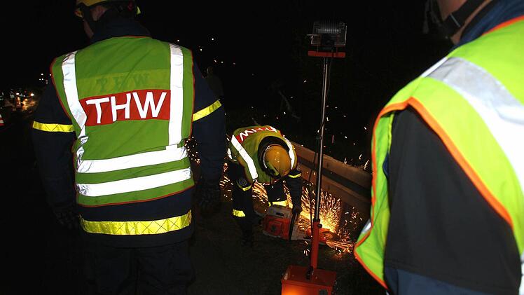 Die Männer des THW setzten eine Flex zum Abtrennen der Leitplanke ein.  Foto: Friedwald Schedel