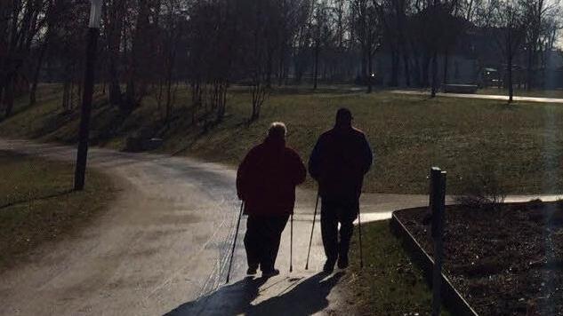 Aufatmen an frischer Luft: Viele nutzten die ersten Sonnenstrahlen seit langem am Donnerstag zu einem Spaziergang wie hier im Erba.-Park.