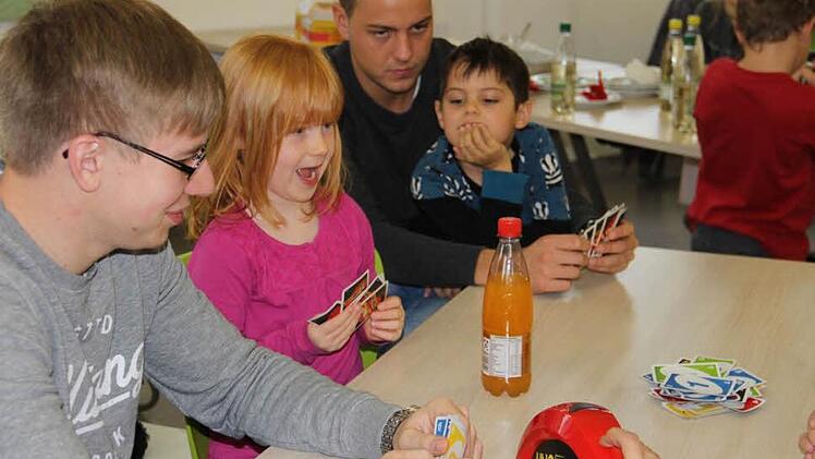 Sveja und Nino mit einigen Azubis der Firma ait Deutschland beim "Kid's Day" Foto: Katharina Müller-Sanke