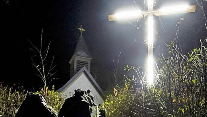 Ein Platz der Einkehr: Die Barbara-Kapelle auf dem "heiligen Berg der Eberner" im einstigen Bundeswehrgelände. Dritter Bürgermeister Werner Riegel hält ihn prädestiniert für einen Ruheforst. Foto: Rudi Hein.