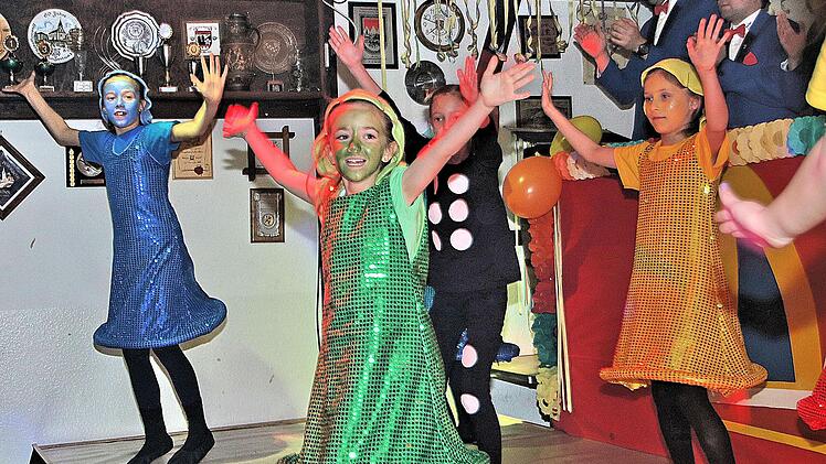 Lebendes "Mensch-ärgere-dich-nicht" spielten neun Buben und Mädchen auf der Bühne. Foto: Dieter Britz