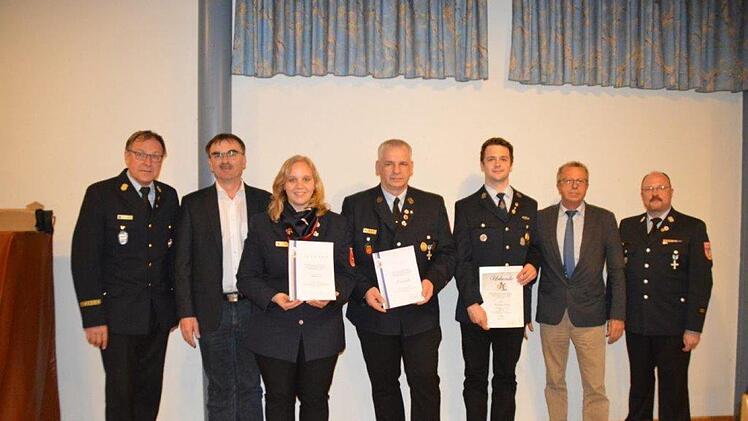 Ehrungen: Kreisbrandrat Benno Metz (von links), Bürgermeister Harald Hofmann, Christine Fell, Werner Denner, Dominik Ebert, stellvertretender Landrat Emil Müller und Kreisjugendwart Klaus Kippes. Foto: Manuel Kippes