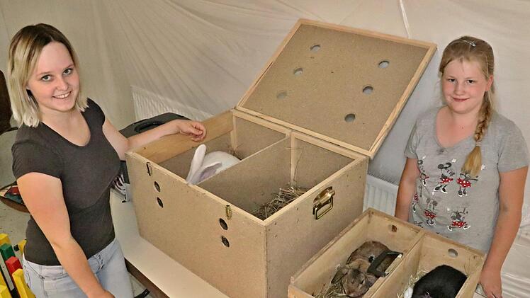 Marina und Tabea (von links) mit ihren "Hopplern" in deren Transportkisten. Foto: Helmut Will