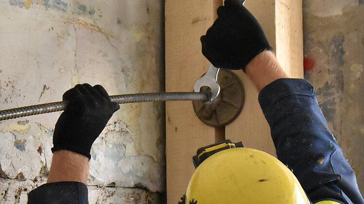 Die Holzkonstruktion wurde  von innen mit Ankerstäben fixiert. Foto: THW Bamberg