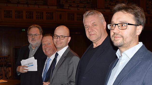 Machten sich am Donnerstagabend vor dem Wahlforum auf der B&uuml;hne schon mal locker (von links): Moderator Siegfried Farkas (Main-Post), Gerhard Schneider (CSU), Dirk Vogel (SPD), Peter Eggen (AfD) und Moderator Benedikt Borst (Saale-Zeitung).  Foto: Isolde Krapf