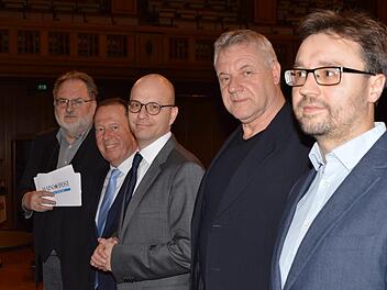 Machten sich am Donnerstagabend vor dem Wahlforum auf der Bühne schon mal locker (von links): Moderator Siegfried Farkas (Main-Post), Gerhard Schneider (CSU), Dirk Vogel (SPD), Peter Eggen (AfD) und Moderator Benedikt Borst (Saale-Zeitung).  Foto: Isolde Krapf