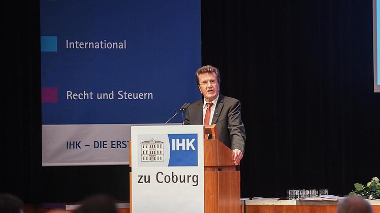 Leider war es in diesem Jahr aufgrund der  Corona-Hygienevorschriften nicht m&ouml;glich, die Absolventen der  IHK-Abschlusspr&uuml;fungen offiziell mit einem Festakt im Kongresshaus zu  verabschieden. Das Bild stammt von der Abschiedsfeier 2019 und zeigt  IHK-Pr&auml;sident Friedrich Herdan bei der Laudatio. Foto: Christian Brossmann