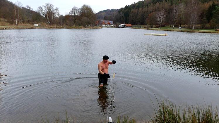 Zippel  misst die  Wassertemperatur. Foto: Dieter Hübner