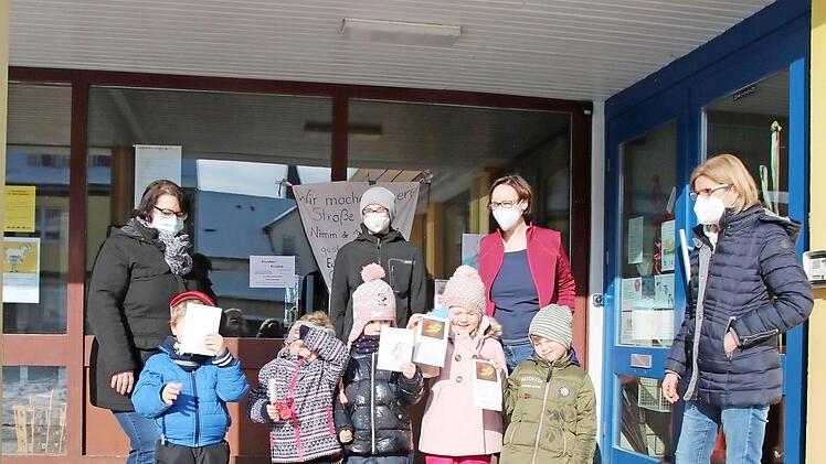 Kerstin Zufraß, Johannes Christau, Judith Lütt und Gudrun Bühner zusammen mit betreuten Kindern und den Schlitten, von dem sich die anderen Kinder etwas mit hach Hause nehmen können,