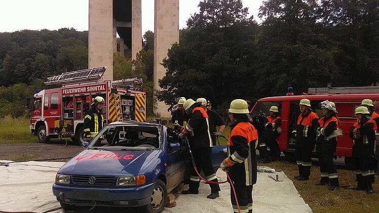 Gemeinschaftsübung mit der Feuerwehr Oberzell 2021: Geprobt wurde die technische Hilfeleistung und Rettung einer verletzten Person aus einem verunglückten Pkw.