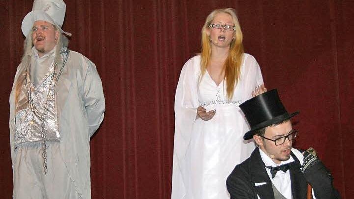 Die drei Hauptdarsteller: Mr. Marley (Benjamin Baier), der Engel (Nancy Gerisch) und Mr. Scrooge (Fabian Altmann). Foto: Veronika Schadeck