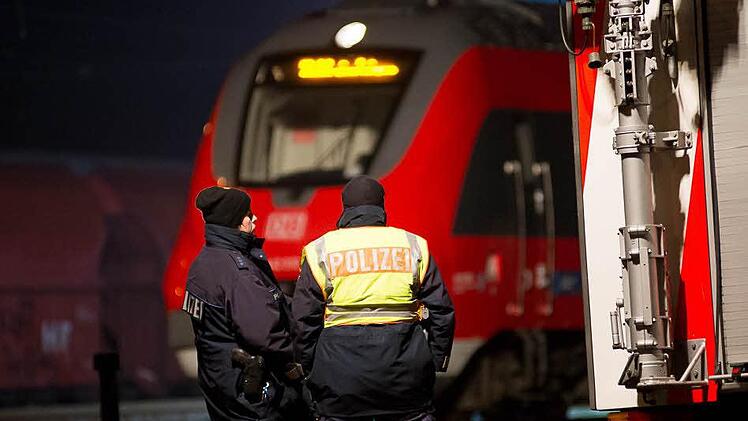 Eine schwarze Tasche in einem Regionalexpress löste am Mittwochnachmittag einen Polizeieinsatz aus. Foto: Tobias Köpplinger