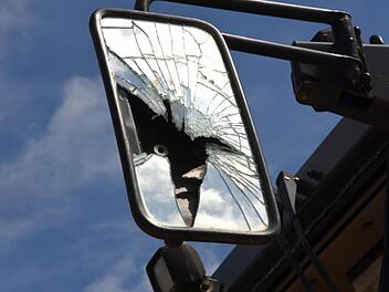 Die Scheiben sind nur noch Scherben. Vandalen haben in Oerlenbach an insgesamt sechs großen Baumaschinen Schaden von mehreren Zehntausend Euro angerichtet. Fotos: Peter Rauch