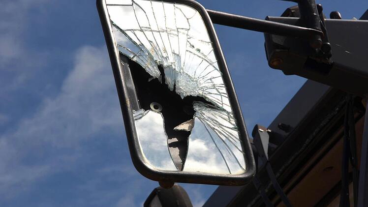 Die Scheiben sind nur noch Scherben. Vandalen haben in Oerlenbach an insgesamt sechs großen Baumaschinen Schaden von mehreren Zehntausend Euro angerichtet. Fotos: Peter Rauch