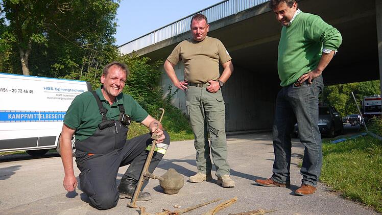 Stefan Malicke, Heinrich Bernhard Scho und Rolf Rosenbauer mit dem Kuriositätenkabinett aus der Itz - vom Wagenheber bis zum Revolver.
