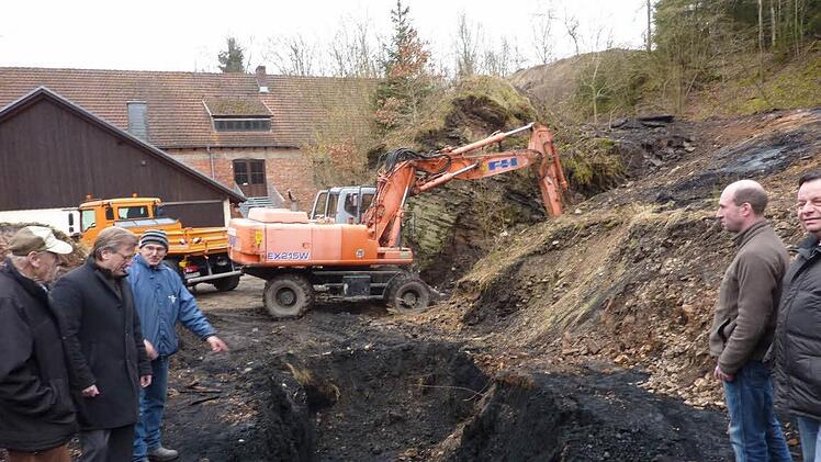Völlig überraschend wurde bei Baggerarbeiten ein breites ausstreichendes Kohlenflöz im Bereich der Stockheimer Katharinazeche sichtbar, das zu den einhundert schönsten bayerischen Geotopen zählt.  Fotos: Gerd Fleischmann