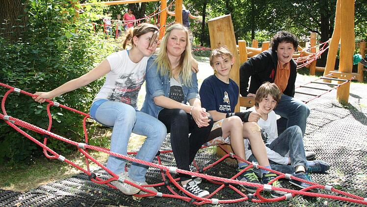 Sozialarbeiterin Melanie Faulhaber (2. von links) trat im Herbst 2013 die erste Stelle als Jugendsozialarbeiterin in der Berufsschule und dem sonderpädagogischen Förderzentrum Saaletal-Schule an. Ihre Arbeit, etwa solche Gespräche außerhalb des Unterrichts mit (von links) Francesca, Sebastian, Lukas und Kay, kam so gut an, dass nun immer mehr Kommunen JaS-Stellen schaffen wollen. Foto: Ralf Ruppert