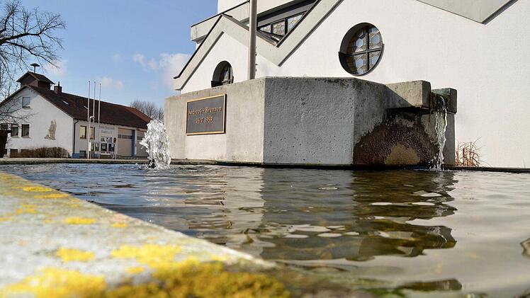 Die Lauterer Bürger wünschen sich eine Instandsetzung des Brunnens. Moos, Flechten und Algen haben sich gebildet, Zudem wirkt der Beton ziemlich schmutzig. Foto: Kathrin Kupka-Hahn