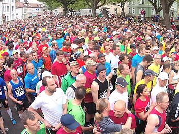 Weltkulturerbelauf 2015: Dicht gedrängt stehen die Menschen beim Start an der Weide.  Foto: Ronald Rinklef