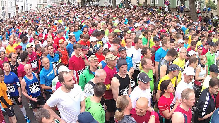 Weltkulturerbelauf 2015: Dicht gedrängt stehen die Menschen beim Start an der Weide.  Foto: Ronald Rinklef