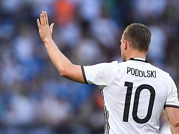 Am 21. Oktober wird der Deutsche Fußball-Kulturpreis verliehen. Für den Fußballspruch des Jahres 2016 ist unter anderem Lukas Podolski nominiert. Symbolbild: Marius Becker/dpa