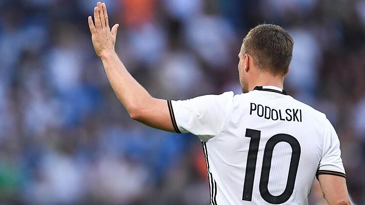 Am 21. Oktober wird der Deutsche Fußball-Kulturpreis verliehen. Für den Fußballspruch des Jahres 2016 ist unter anderem Lukas Podolski nominiert. Symbolbild: Marius Becker/dpa