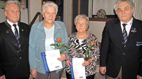 Ortsverbandsvorsitzender Horst Treuter (links) und der Coburger VdK-Kreisvize Horst Nikol (rechts) ehren Helene Landl (links Mitte) und Ruth Funk (rechts Mitte) für 25 Jahre Treue zum VdK.  Foto: Martin Koch