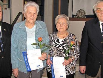 Ortsverbandsvorsitzender Horst Treuter (links) und der Coburger VdK-Kreisvize Horst Nikol (rechts) ehren Helene Landl (links Mitte) und Ruth Funk (rechts Mitte) für 25 Jahre Treue zum VdK.  Foto: Martin Koch