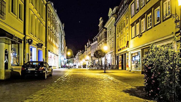 Der Steinweg ist abends und nachts Coburgs Kneipenmeile. Vor allem an den Wochenenden treffen sich hier viele Menschen. Foto: Jochen Berger