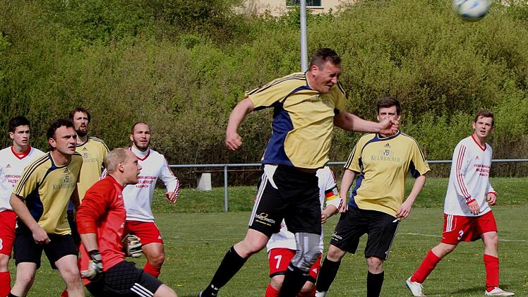 Der Ziegelangerer Michael Duscher (Dritter von rechts) köpft den Ball sicher aus dem Strafraum, ohne dass FC-Torwart Stefan Böttcher (Vierter von links) eingreifen muss.