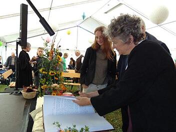 Die Gläubigen blättern durch die neue Bibel. Fotos: Petra Malbrich