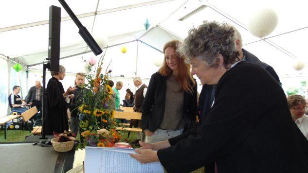 Die Gläubigen blättern durch die neue Bibel. Fotos: Petra Malbrich