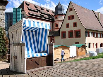 Der Forchheimer Stadtstrand auf der Bastion in der Nähe der historischen Kaiserpfalz eröffnet nach einem Brand später als geplant. Foto: Ronald Heck