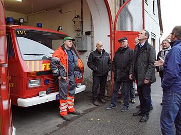Der Feuerwehrkommandant Christian Schmitt präsentierte dem Eltmanner Bauausschuss das marode Tor am Limbacher Feuerwehrhaus.  Sabine Weinbeer